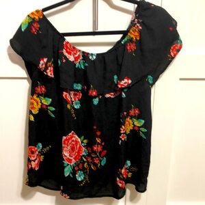 Xhilaration Women off or on the shoulder top EUC.